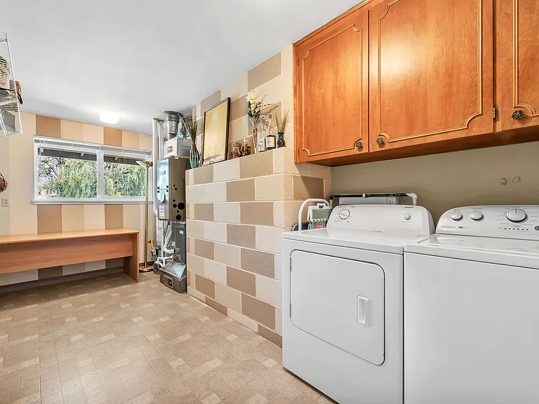 1922 Springhill Dr NW — Photo 11