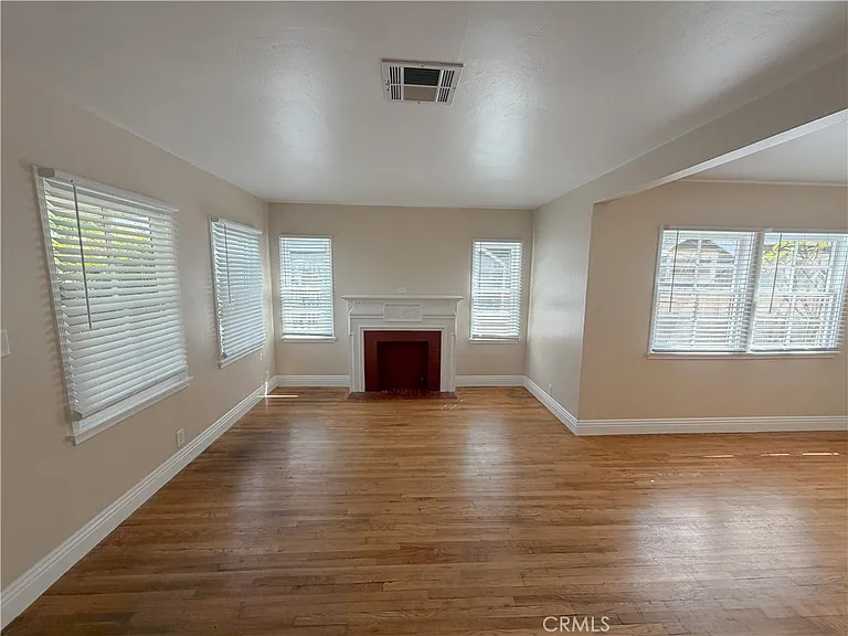 126 S Batavia St — Photo 7