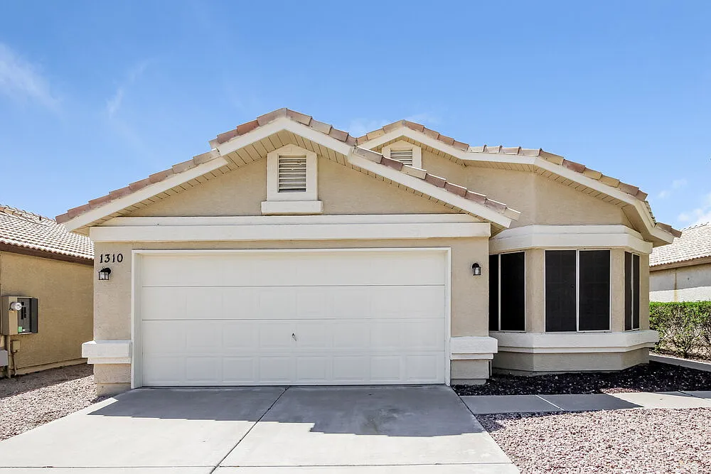 3 bed, 2.0 bath, 1501 sqft, $2,410 — Photo 1