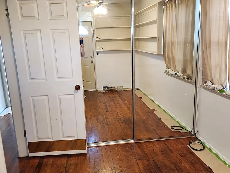 1322 Roycroft Ave — Photo 6