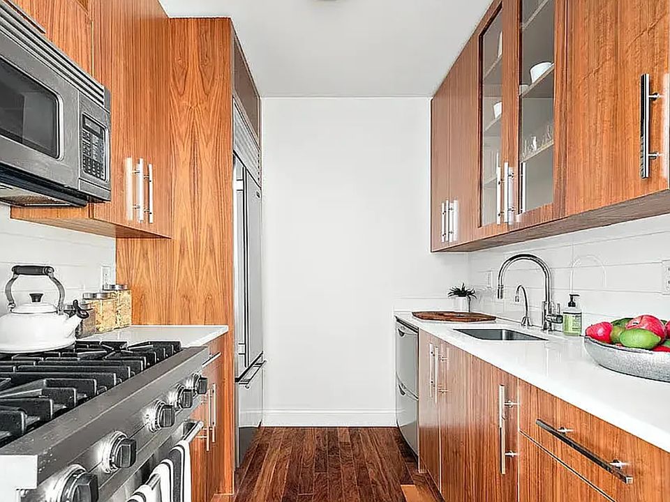 2nd image of 88 Greenwich St Floor 7
