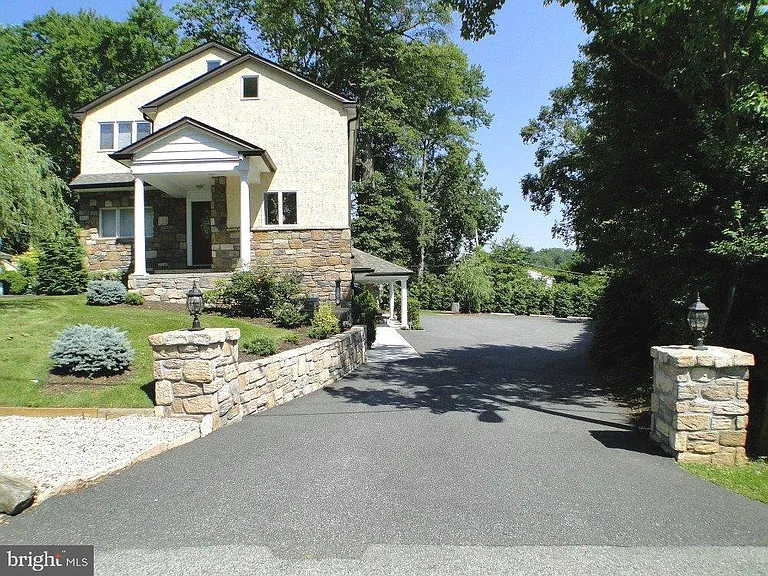115 Morton Ave #2 — Photo 2