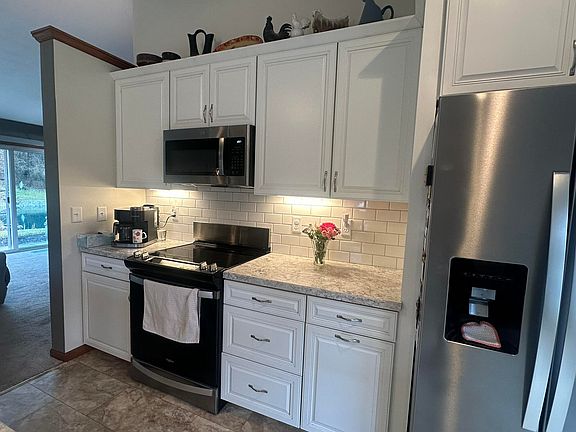 4th image of 4050 River Rd