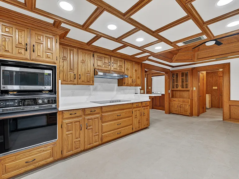 304 Bluebird Ave — Photo 6