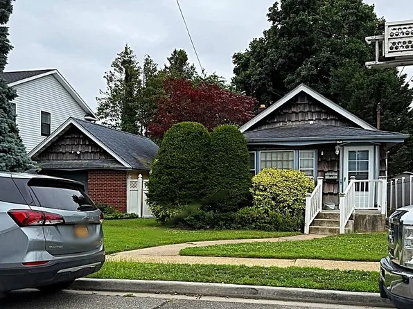2520 Falcon Street, East Meadow, NY 11554
