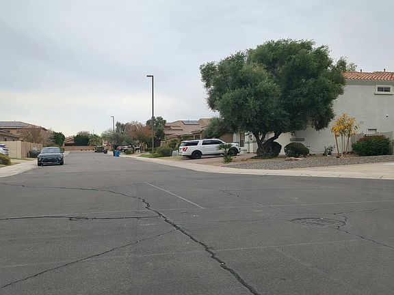 4th image of 1059 E Erie Ct