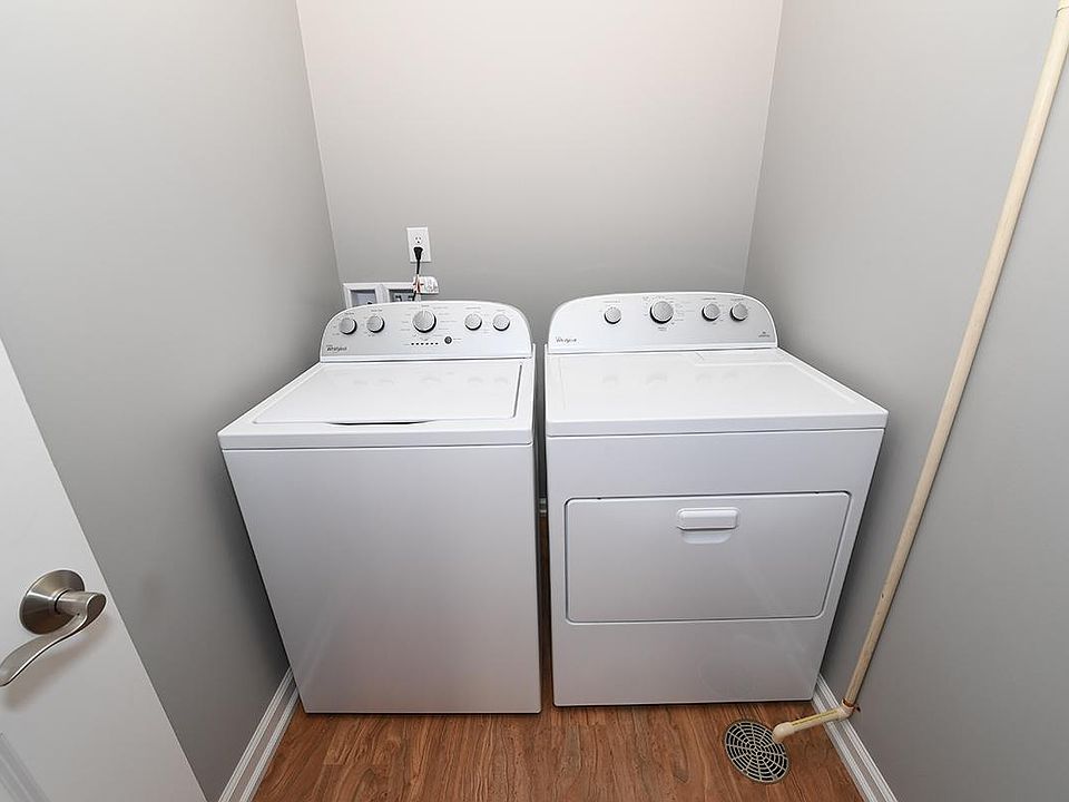 1st image of 225 E 9th St