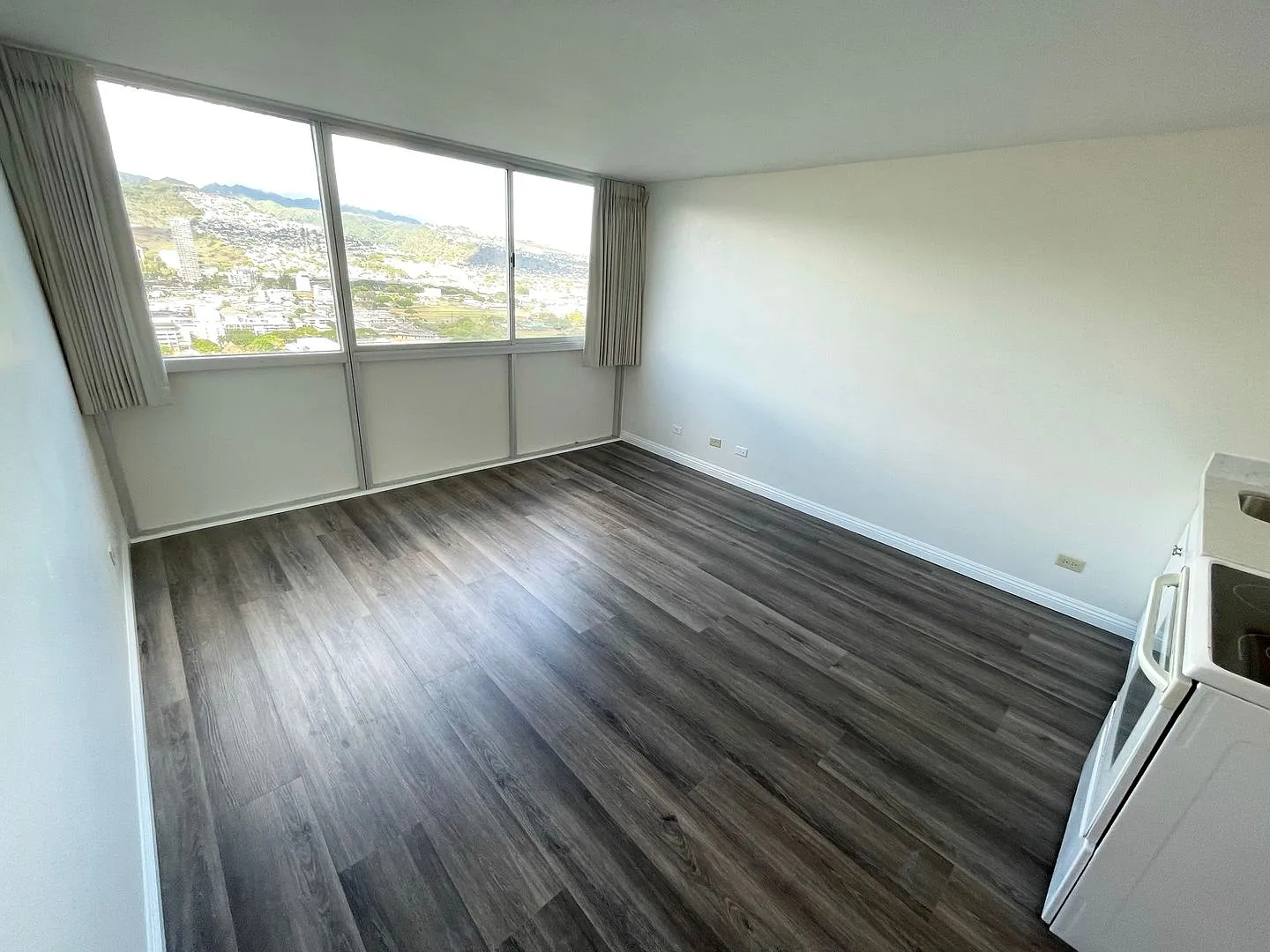 Available now! 1 bed 1 bath 1 parking at Aloha Lani in Waikiki! — Photo 2