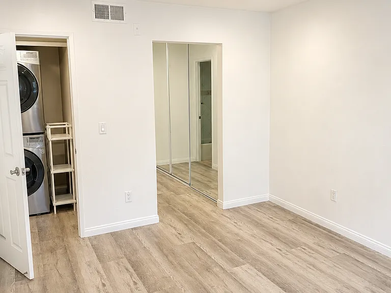 Large Master Bedroom /upgraded Laundry