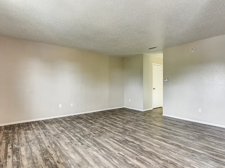 2050 S Saunders St — Photo 18