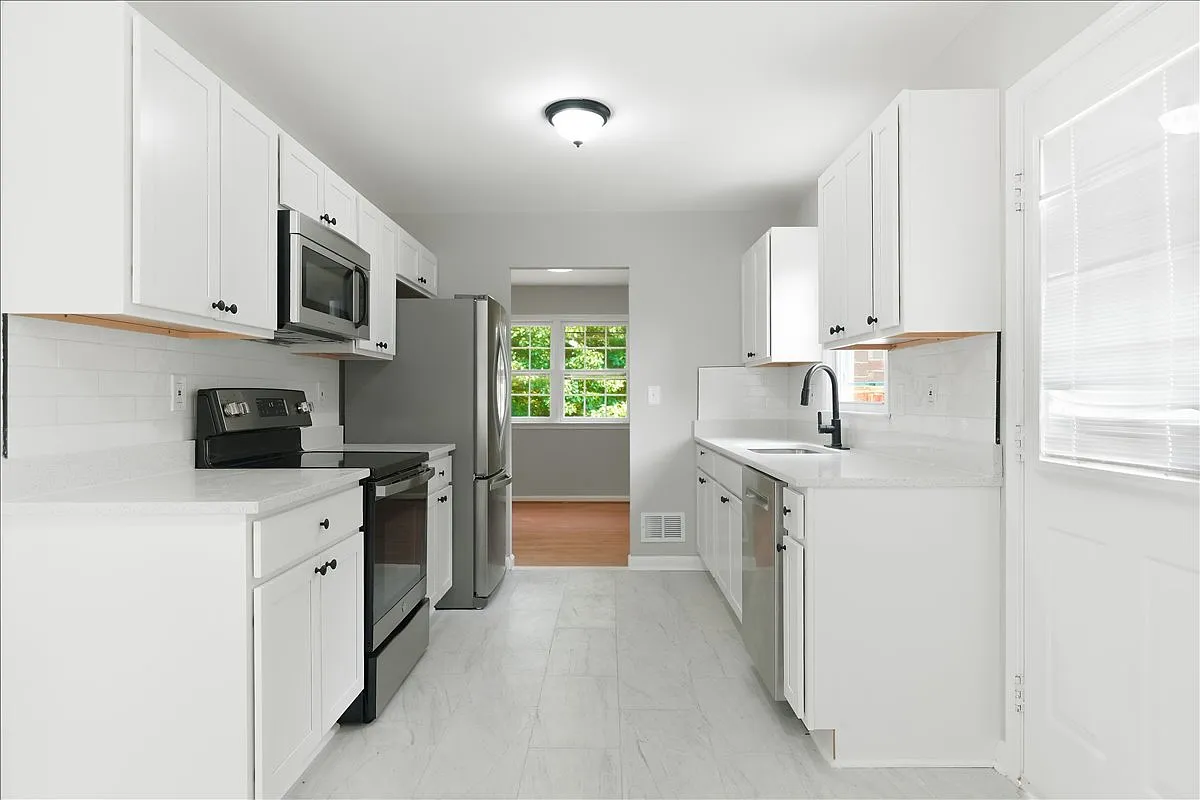 6 bed, 3.5 bath, 2484 sqft, $3,400 — Photo 3