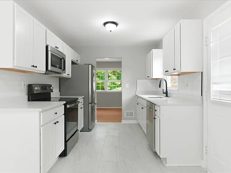 9200 Pebble Ct — Photo 3