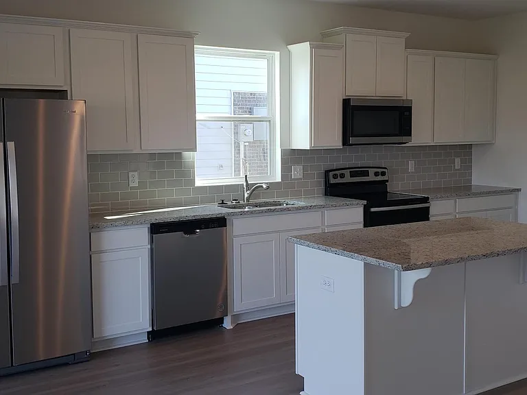 3918 Sadie St — Photo 6