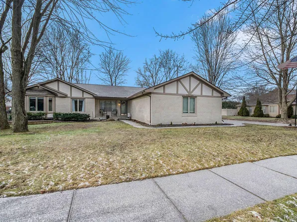 23908 Deanhurst St, Clinton Township, MI 48035