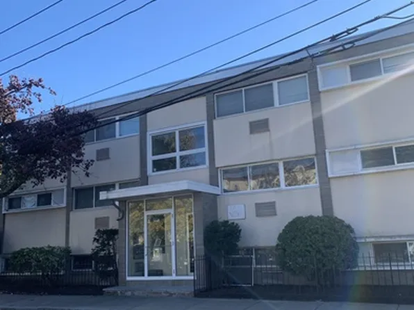 7 Spruce St APT 1, Waltham, MA 02453