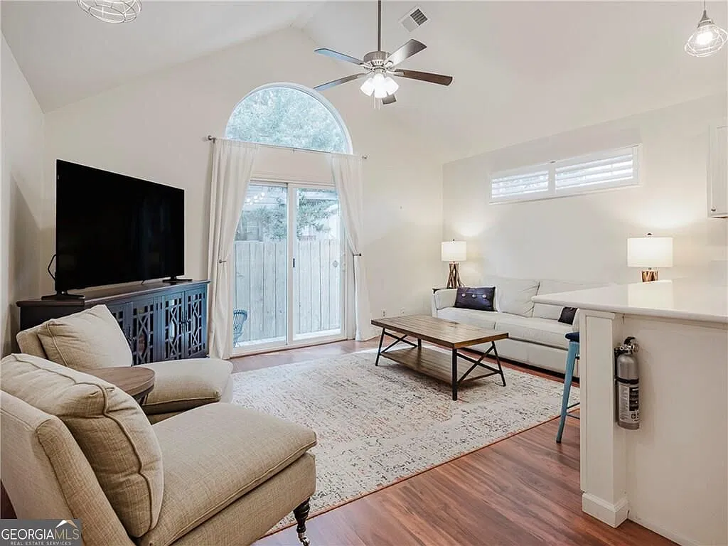 2 bed, 2.0 bath, 816 sqft, $2,495 — Photo 3