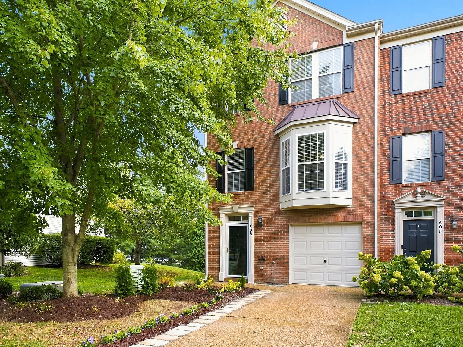 3 bed, 4.0 bath, 2224 sqft, $2,900 — Photo 2