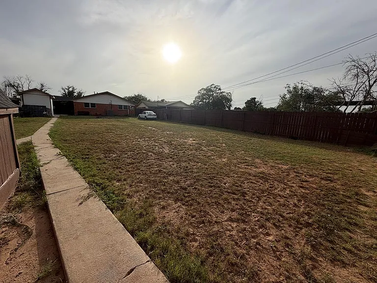 1002 Denton St — Photo 22