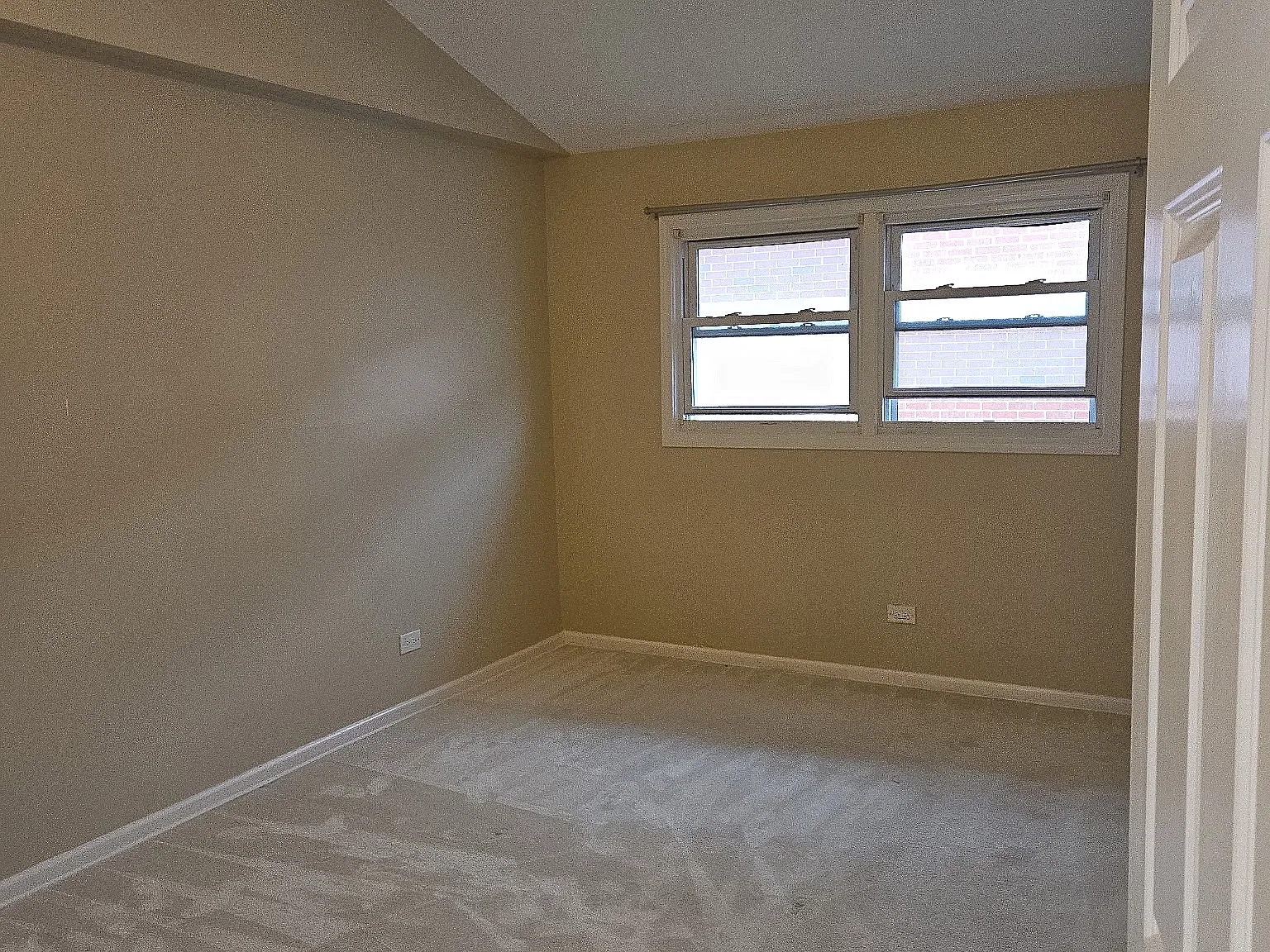 3 bed, 1300 sqft, $2,400 — Photo 4