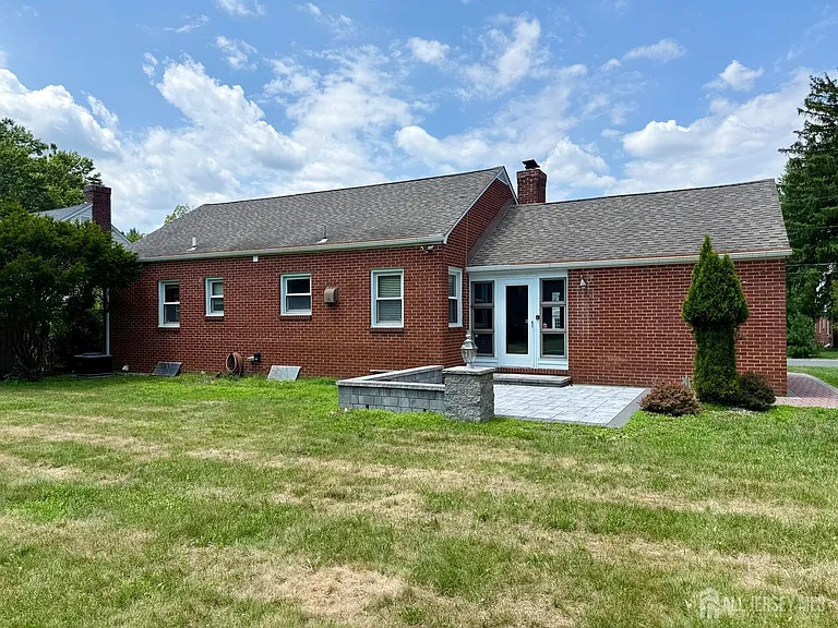 19 South Dr — Photo 31