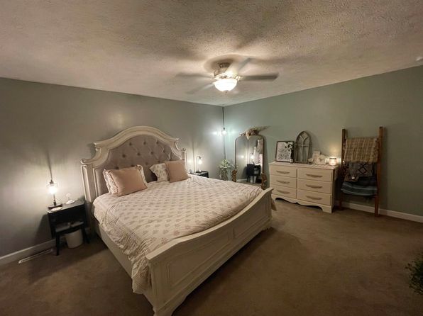 1374 Maple Ln, Nappanee, IN 46550