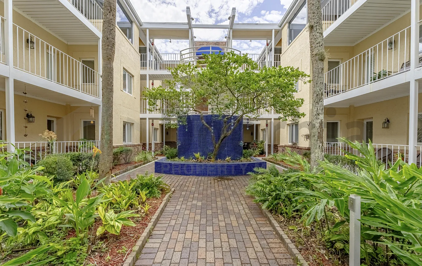 Beautiful 2 Bedroom, 2 Bathroom Condo in the Heart of Avondale — Photo 3