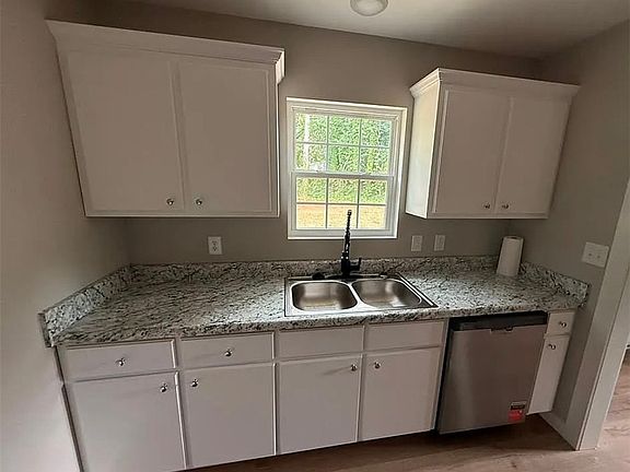 2nd image of 122 Lisa Dr