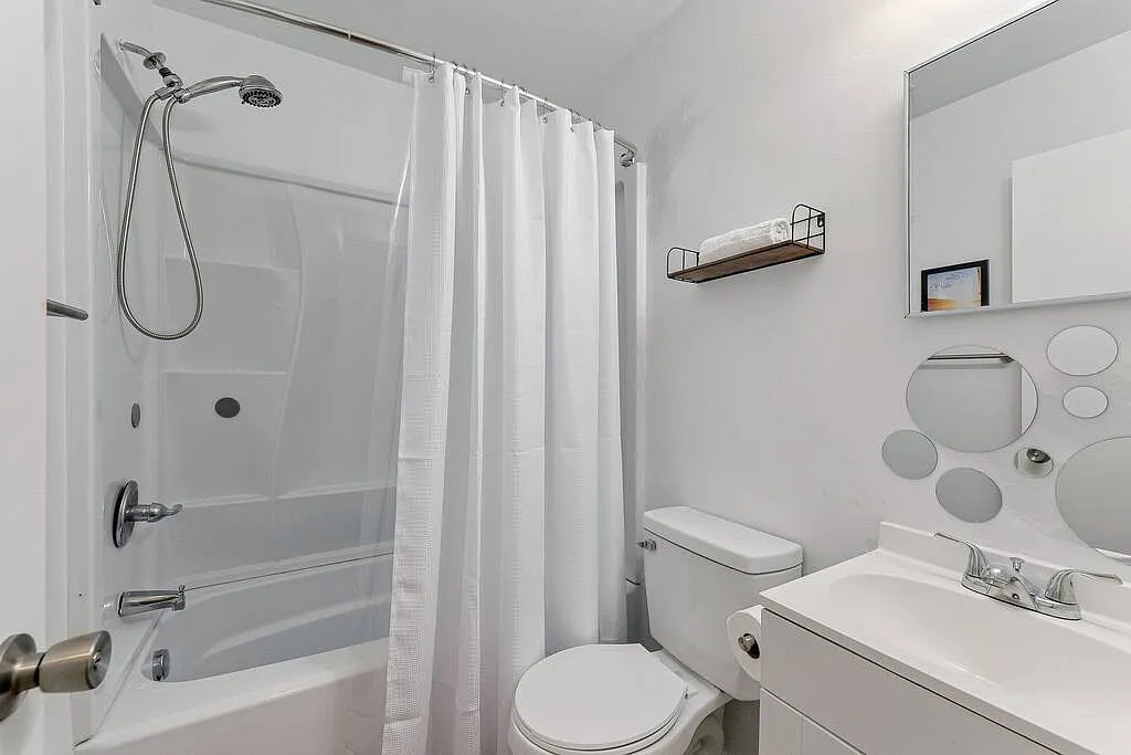 2 bed, 800 sqft, $2,500 — Photo 3