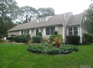 14 Roundabout Rd, Smithtown, NY 11787