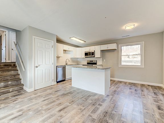4th image of 15 Robin Ln
