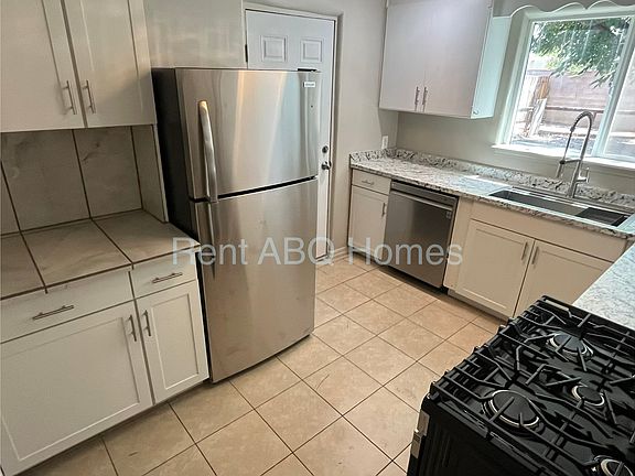 3rd image of 5812 Aztec Rd NE