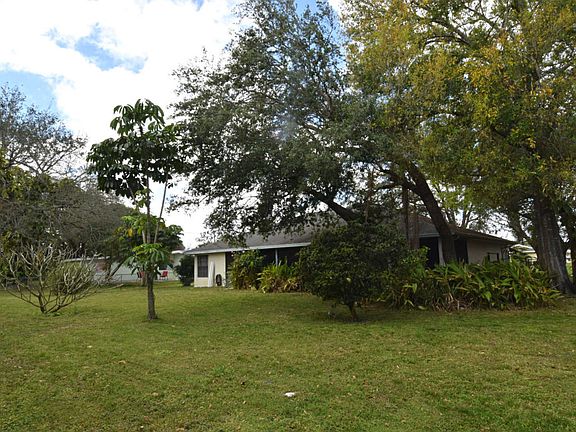 3rd image of 438 SE Gasparilla Ave