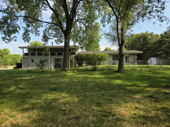 833 River St, Portage, WI 53901