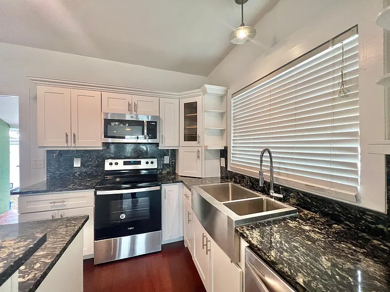 3302 N Lincoln Ave — Photo 2