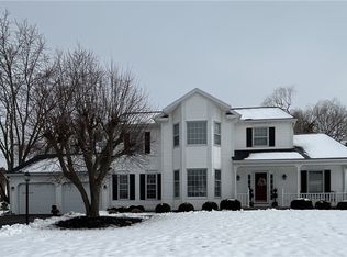 3 Featherstone Ct, Pittsford, NY 14534