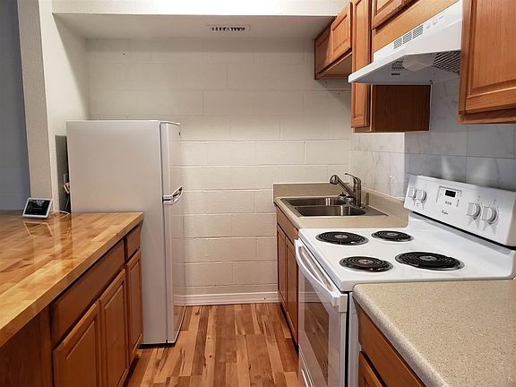 4th image of 1177 E Lloyd St #206