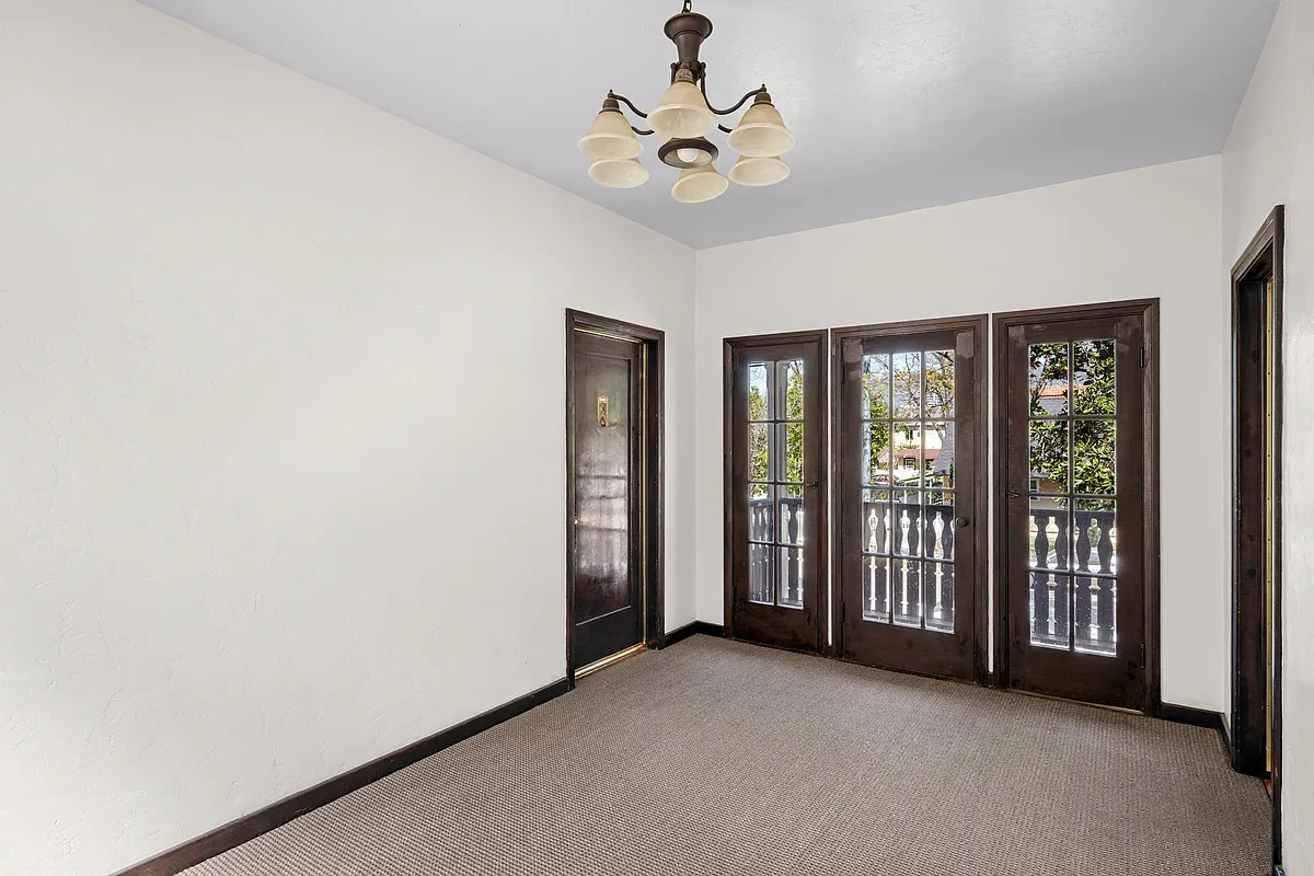 Building Photo - 216 E Windsor Rd #3