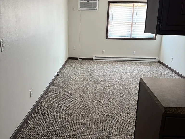 436 Martin Rd E — Photo 4