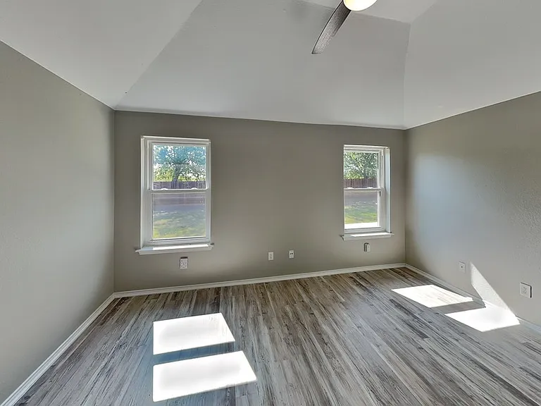 516 E Oak St — Photo 8