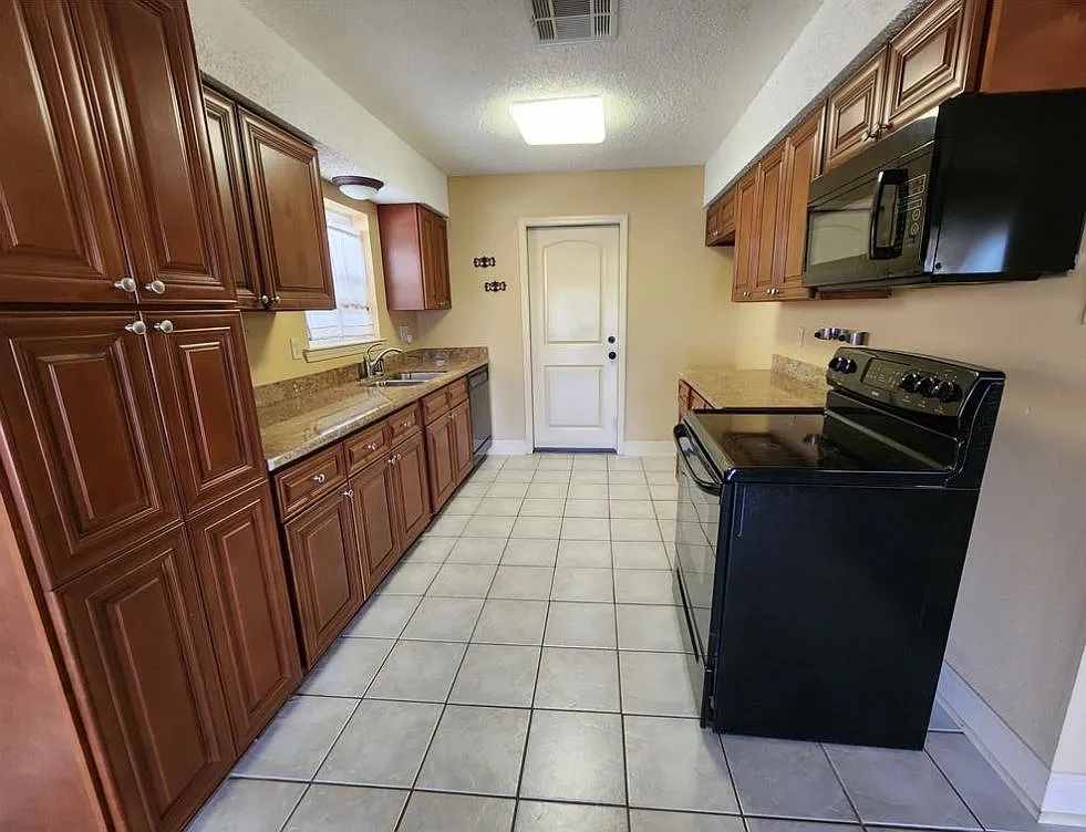 3 bed, 1321 sqft, $1,701 — Photo 2