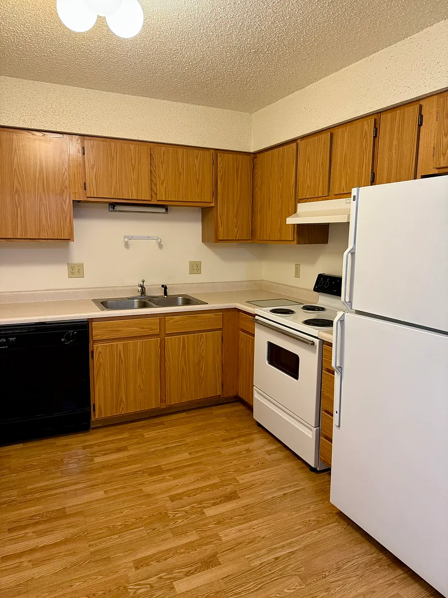 Building Photo - 716 E Burlington St #15S