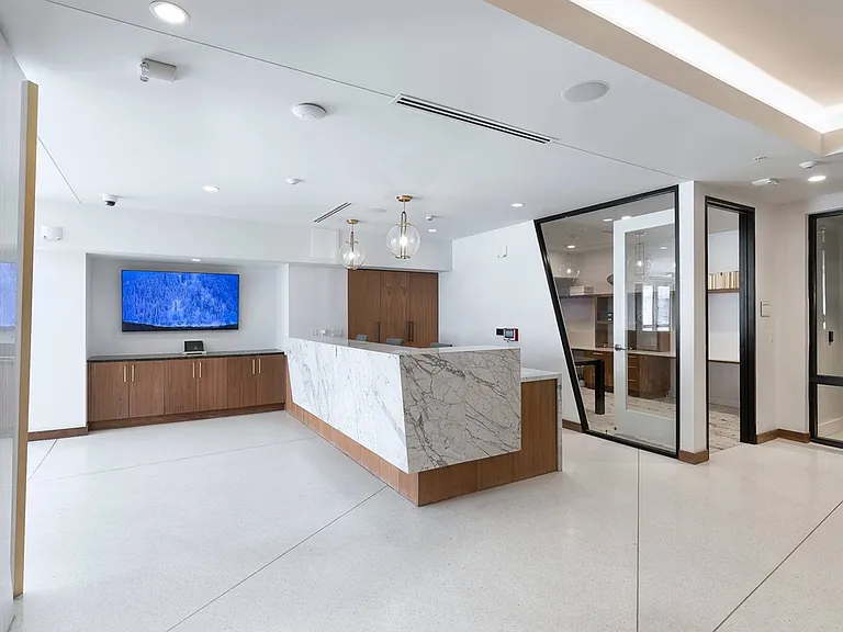 Leasing Desk