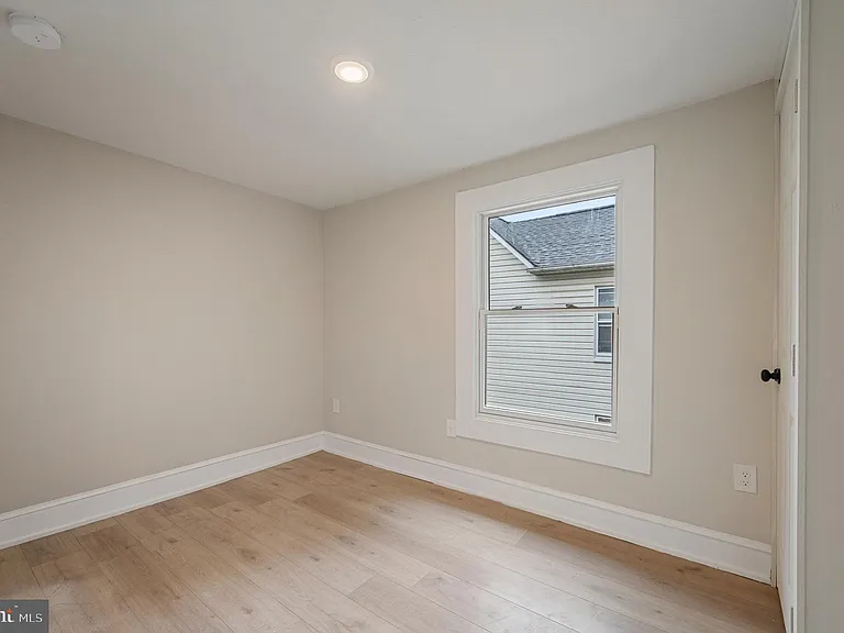 553 Highland Ave — Photo 15