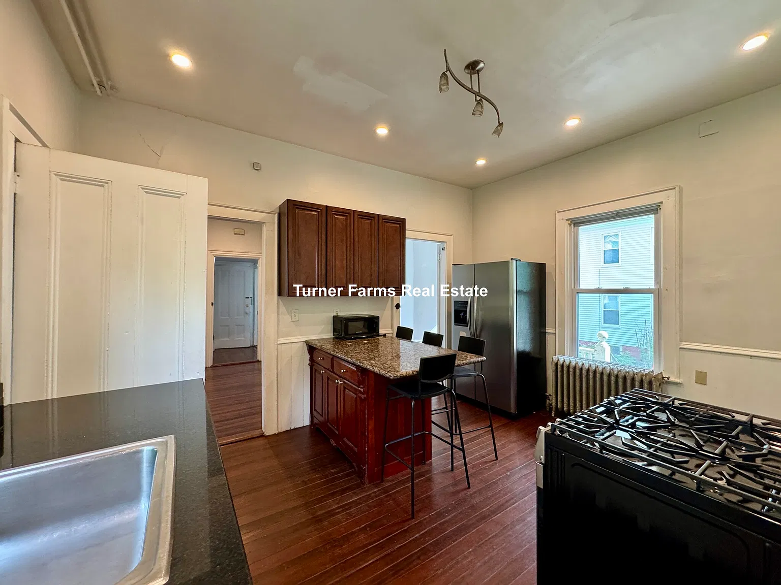 5 bed, 9999 sqft, $5,700 — Photo 2