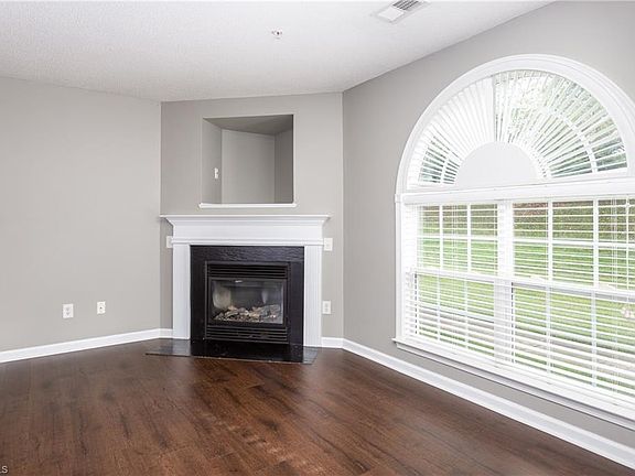 4th image of 4700 Pennoak Ln #C