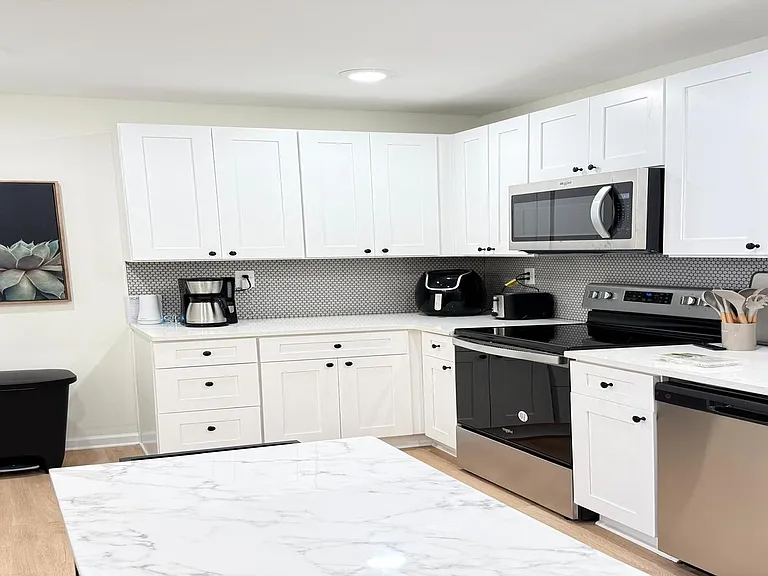 Venetian Dr SW — Photo 3