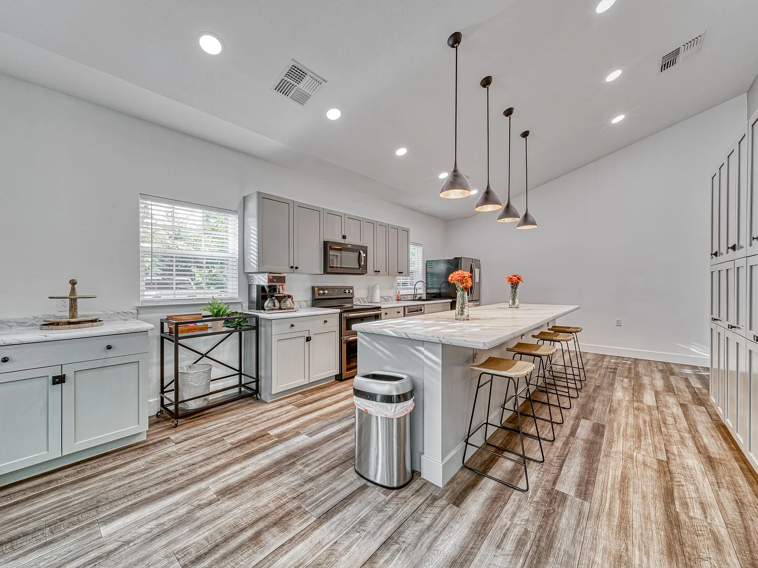 1661 Forest Avenue Apartments — Photo 4