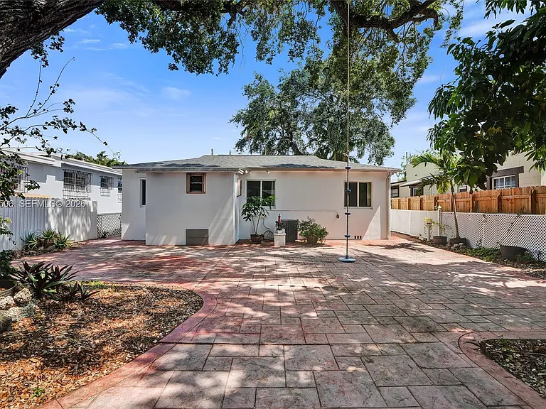 2420 SW 16th St — Photo 31