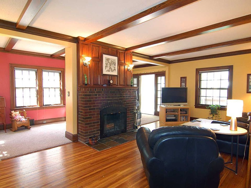 HUGE Open Floor Plan - Stunning Living Room