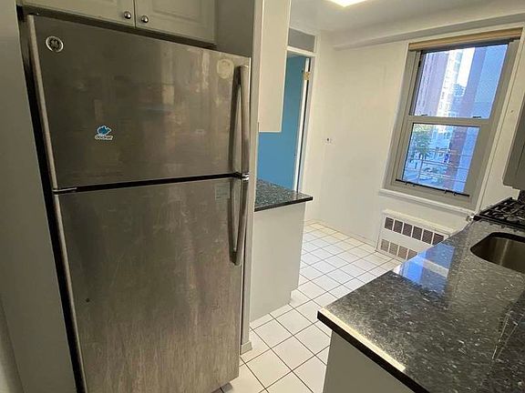 4th image of 250 E 63rd St #511